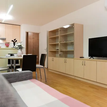 Family Lea-sleeps 4, Free Parking *